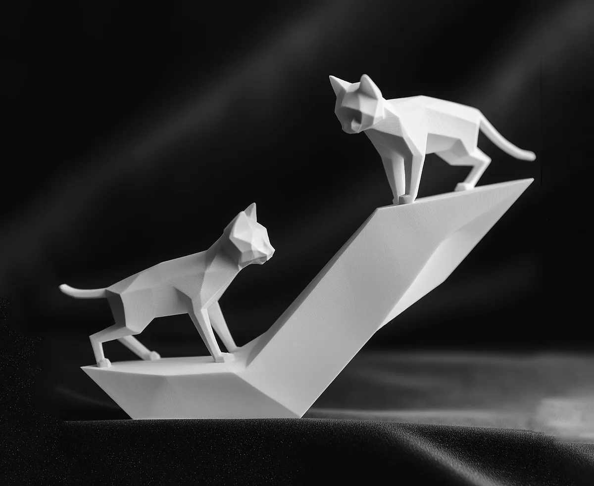 Игривые Кошки – Минималистичная Скульптура